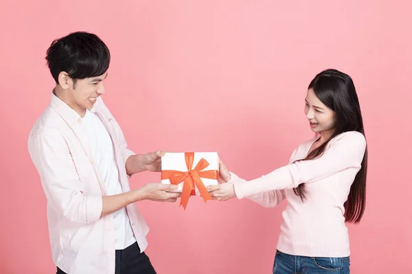 Gelukkig Jong Stel Vieren Valentijnsdag Houden Geschenkdoos — Stockfoto