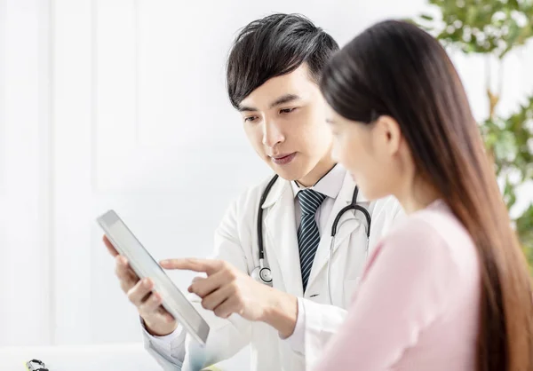 Médecin Montrant Les Rapports Médicaux Sur Tablette Son Patient — Photo