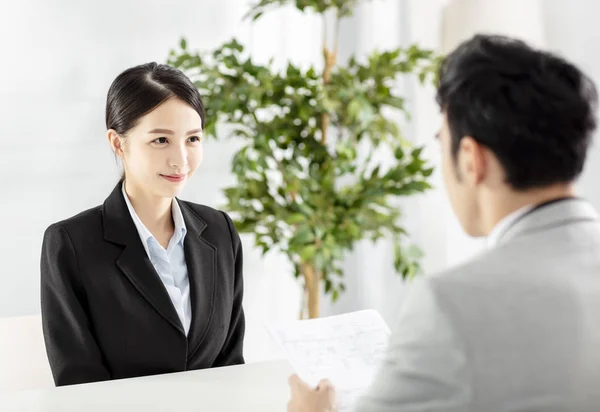 Manager Intervista Una Giovane Donna Affari Carica — Foto Stock