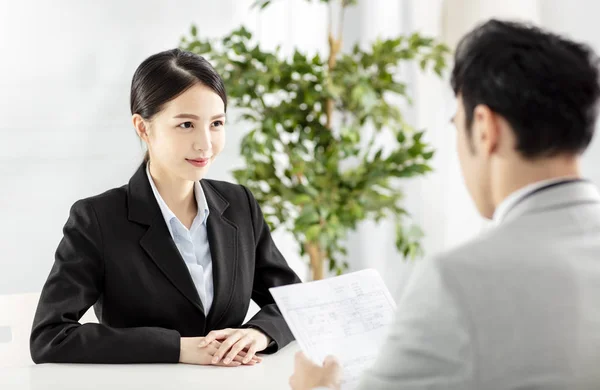 Gerente Entrevistando Una Joven Empresaria Cargo — Foto de Stock