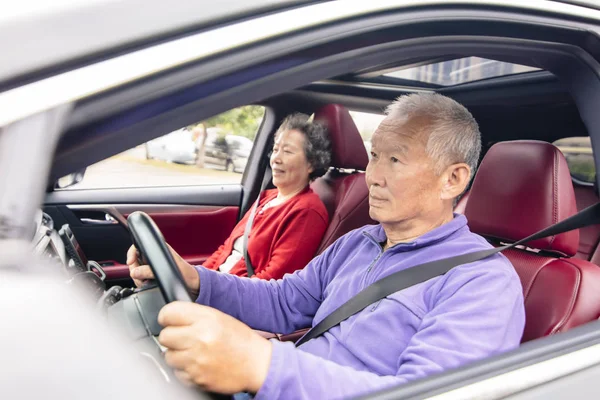 Gelukkig Aziatisch Senior Paar Rijden Auto — Stockfoto