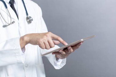 Genç Doktor dijital tablet kullanıyor
