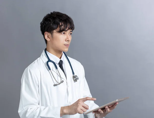 Νεαρός Γιατρός Που Χρησιμοποιεί Ψηφιακή Ταμπλέτα — Φωτογραφία Αρχείου