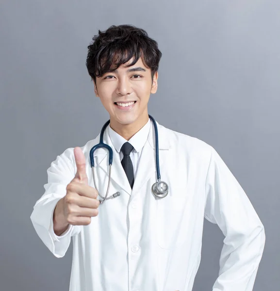 Barátságos Ázsiai Orvos Feladja Hüvelykujját — Stock Fotó