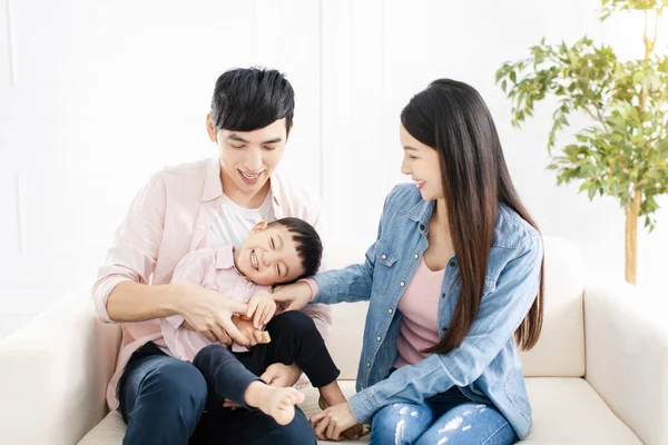 Gelukkig Familie Spelen Zitten Bank Woonkamer — Stockfoto