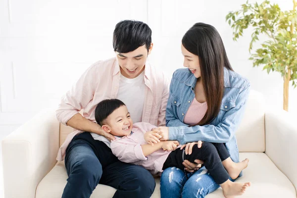 Gelukkig Familie Spelen Zitten Bank Woonkamer — Stockfoto