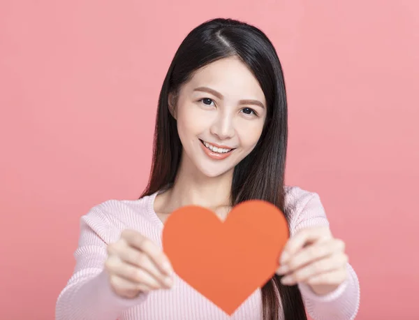 Feliz Joven Sosteniendo Corazones Papel Rojo Celebrando Día San Valentín — Foto de Stock