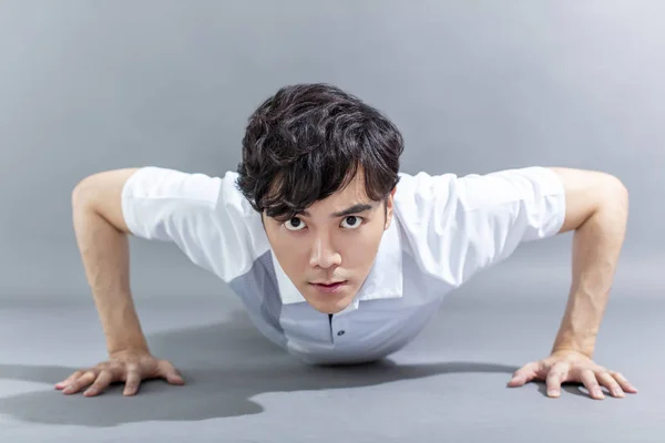 Portrét Asijského Fitness Muže Dělá Kliky — Stock fotografie