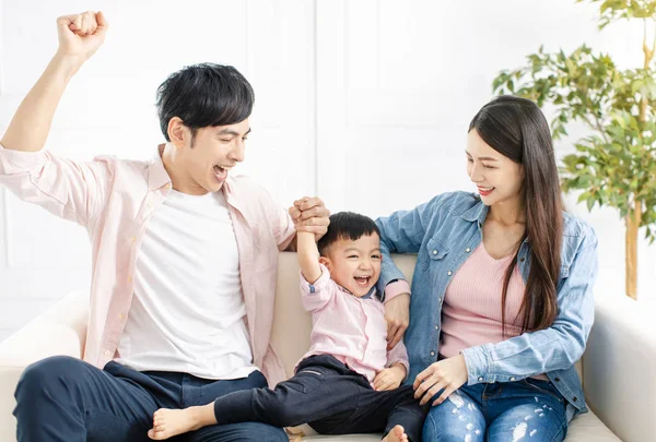 Keluarga Bahagia Bermain Dan Duduk Sofa Ruang Tamu — Stok Foto