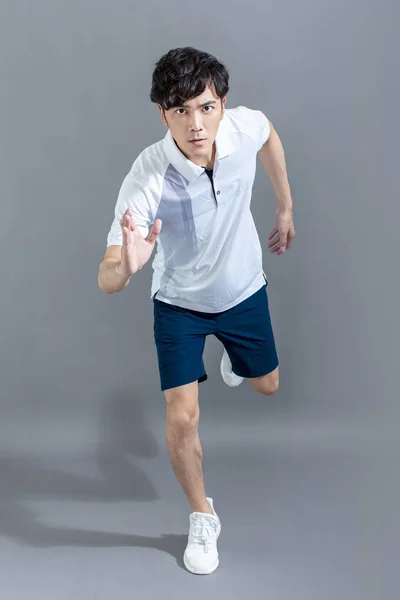 Retrato Fitness Joven Corriendo Sobre Fondo Gris — Foto de Stock