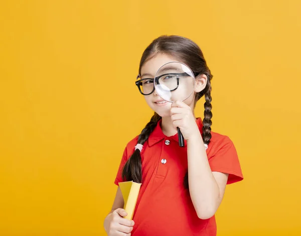 Sonriente Estudiante Chica Celebración Libro Lupa — Foto de Stock