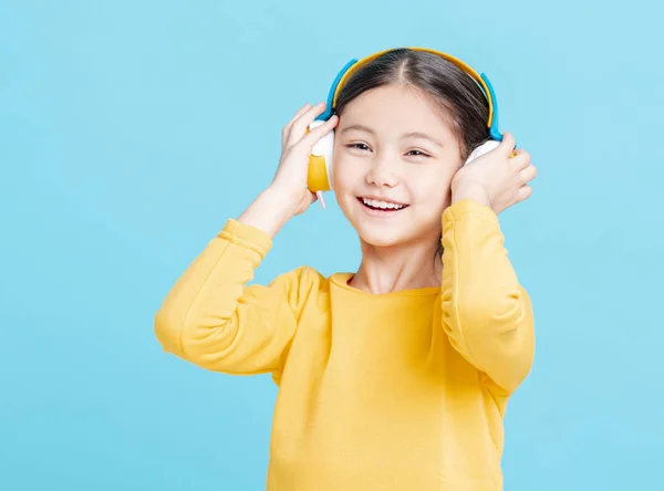 Glückliches Kleines Mädchen Hört Musik Über Kopfhörer — Stockfoto