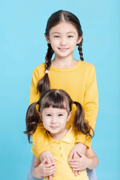 Closeup Two Little Girls Sisters Hugging — Stock Photo, Image