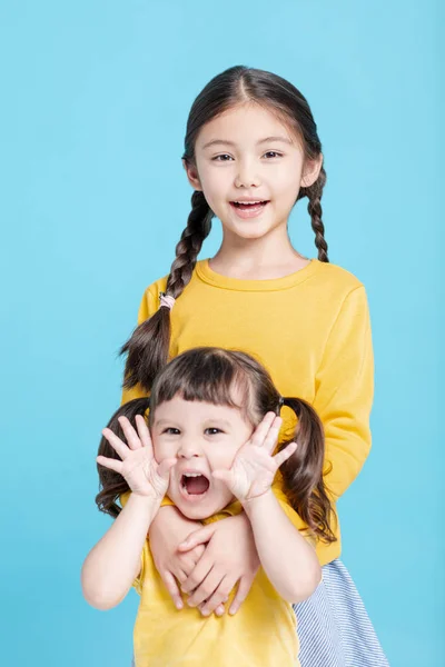 Close Twee Kleine Meisjes Zussen Knuffelen — Stockfoto