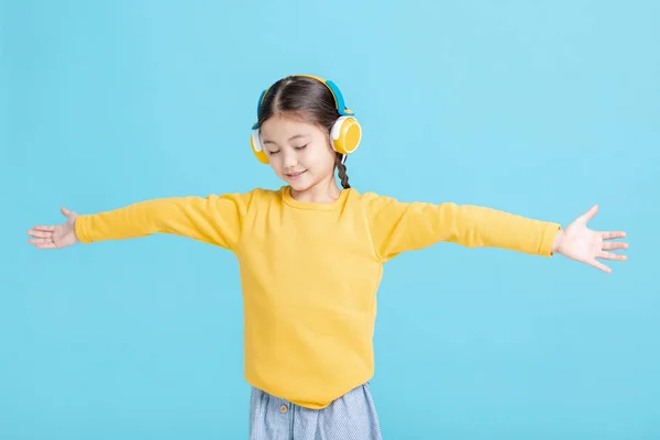 Menina Feliz Ouve Música Fones Ouvido — Fotografia de Stock