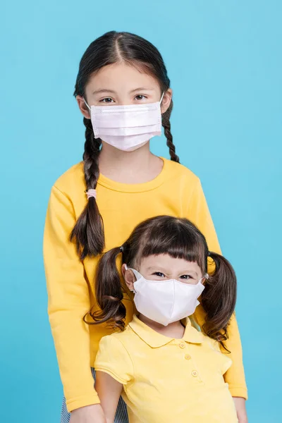 Больные Девушки Медицинской Маске Изолированы Синем Фоне — стоковое фото