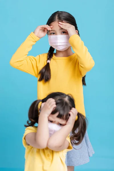 Хворі Дівчата Медичній Масці Ізольовані Синьому Фоні — стокове фото