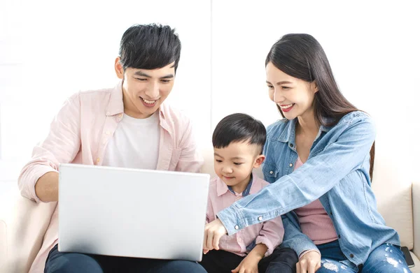 Gelukkig Familie Kijken Naar Laptop Bank — Stockfoto