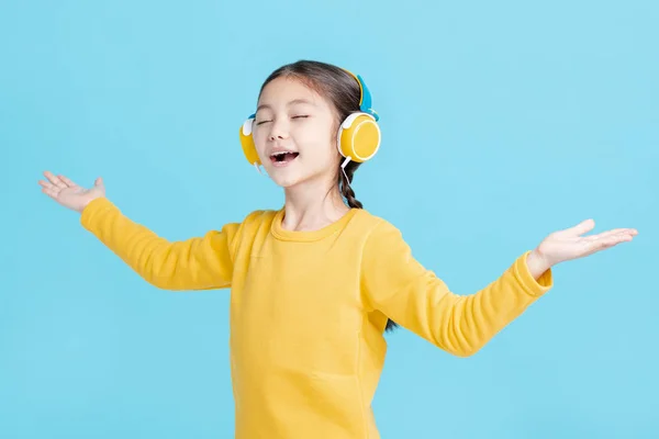Счастливая Маленькая Девочка Слушает Музыку Наушниках — стоковое фото