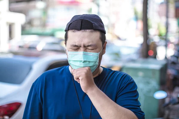 Азиатский Мужчина Носит Медицинскую Маску Улице — стоковое фото