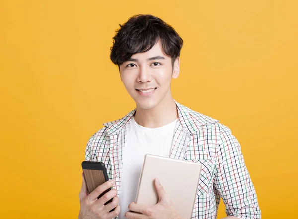 Glimlachende Jongeman Met Mobiele Telefoon Tablet — Stockfoto