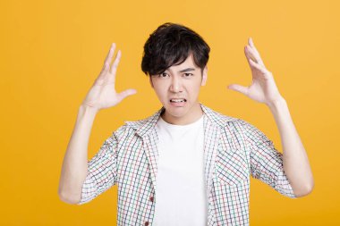  Genç adam kızgın ve şaşırmış.