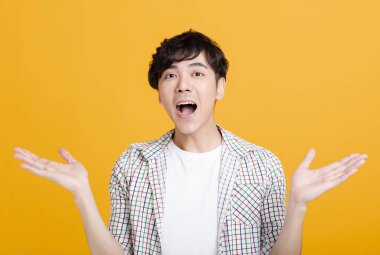 Mutlu Asyalı genç adam bağırıyor