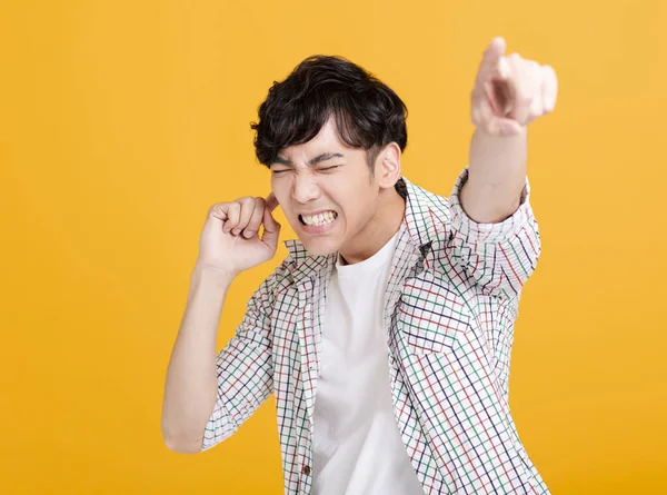 Joven Con Mano Cubre Oreja Señala Hacia Adelante — Foto de Stock