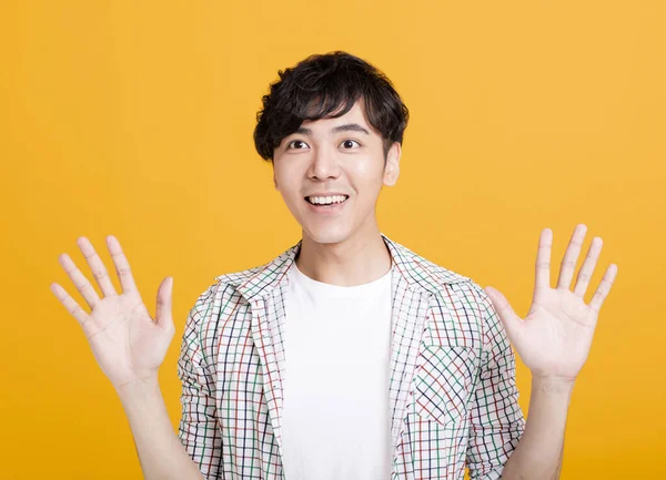 Šťastný Překvapený Asijský Mladý Muž — Stock fotografie