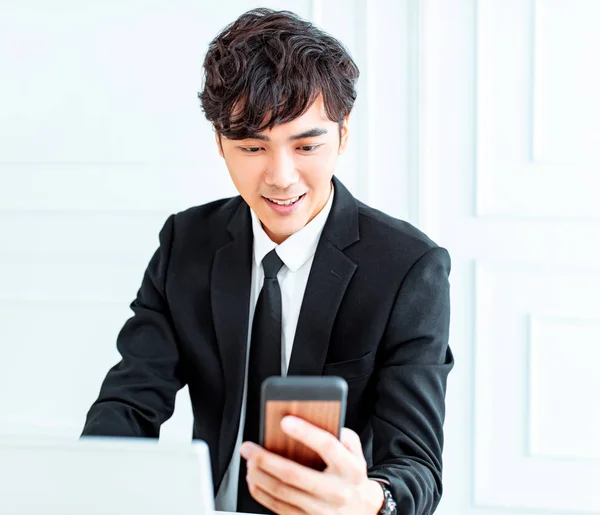 Joven Hombre Negocios Viendo Teléfono Inteligente Oficina — Foto de Stock