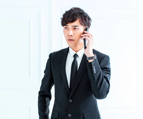 Jovem Homem Negócios Fazendo Telefonema Com Smartphone — Fotografia de Stock