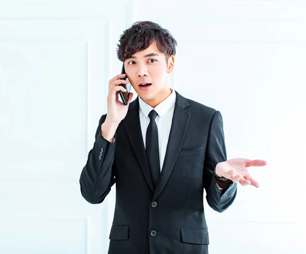 Joven Hombre Negocios Haciendo Una Llamada Telefónica Con Teléfono Inteligente —  Fotos de Stock