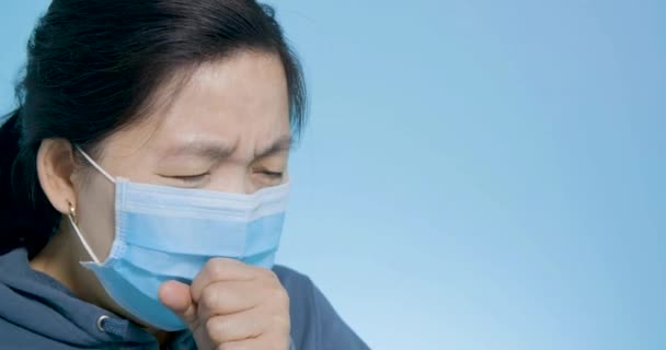 風邪をひいた女はマスクをして咳 — ストック動画