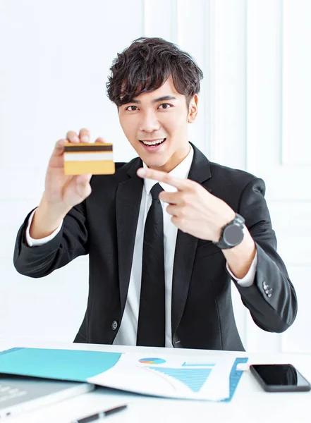 Gülümseyen Genç Işadamı Kredi Kartını Gösteriyor — Stok fotoğraf