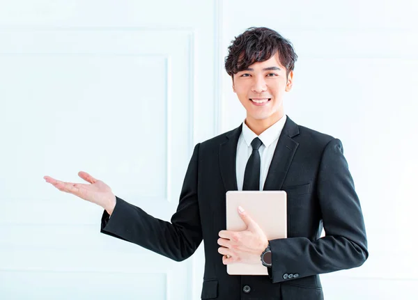 Joven Hombre Negocios Utilizando Tableta Ordenador Oficina — Foto de Stock