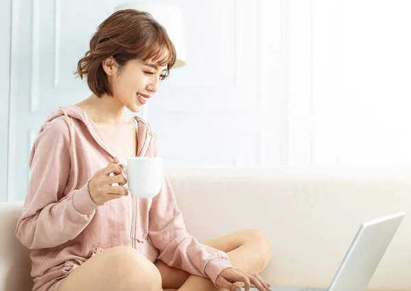 Mulher Sentada Sofá Sala Estar Usando Laptop — Fotografia de Stock
