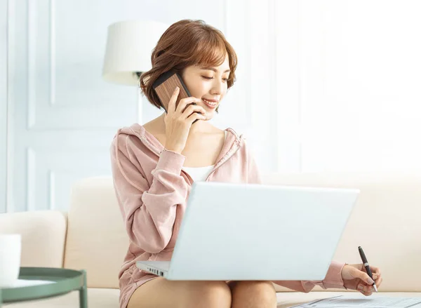 Vrouw Zittend Bank Woonkamer Met Laptop — Stockfoto