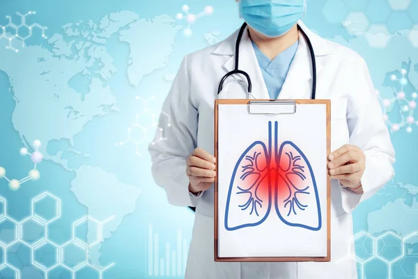 Врач Показывает Планшет Диаграммой Легких Медицинских Пневмоний — стоковое фото