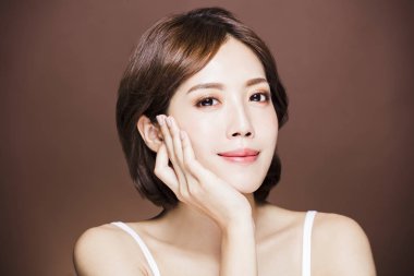 Temiz ciltli, genç ve güzel bir yüz.