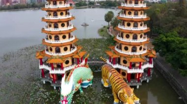 Hava manzaralı nilüfer havuzu ve Ejderha ve Kaplan Pagoda, Kaohsiung, Tayvan. Asya.