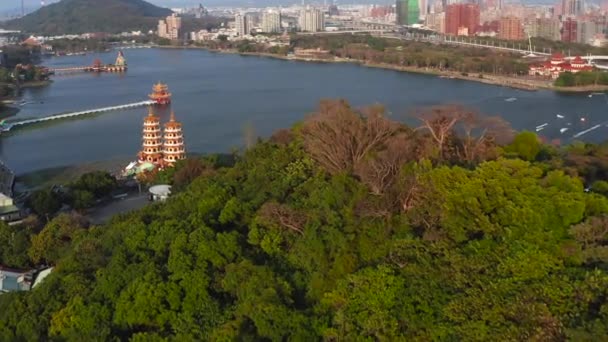 Vista Aérea Lagoa Lótus Tradicional Pagode Chinês Pôr Sol Kaohsiung — Vídeo de Stock