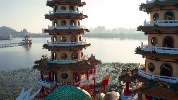 Vista Aerea Stagno Loto Tradizionale Pagoda Cinese All Alba Kaohsiung — Video Stock