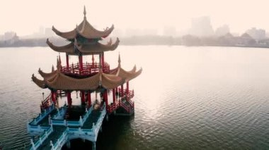 Hava manzaralı nilüfer havuzu ve sonbahar pagodaları gün doğumunda, Kaohsiung, Tayvan. Asya.