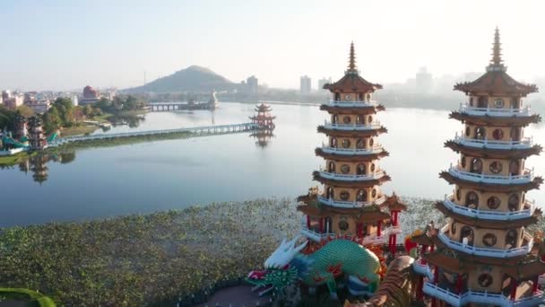 Vue Aérienne Étang Lotus Pagode Chinoise Traditionnelle Lever Soleil Kaohsiung — Video