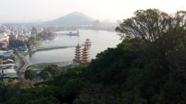 Hava manzaralı nilüfer havuzu ve gündoğumunda geleneksel Çin Pagoda 'sı, Kaohsiung, Tayvan. Asya.
