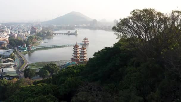 Вид Воздуха Пруд Лотосами Традиционную Китайскую Пагоду Рассвете Гаосюн Тайвань — стоковое видео