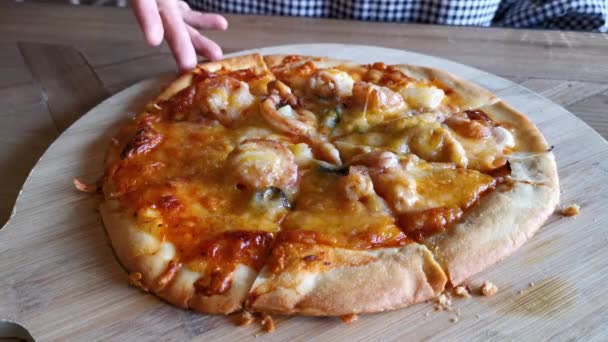 Hand Nimmt Meeresfrüchte Pizza Scheibe — Stockvideo