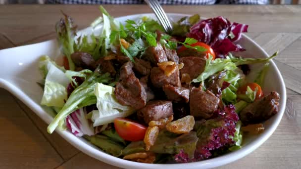 Lekkere Salade Met Gegrilde Biefstuk — Stockvideo