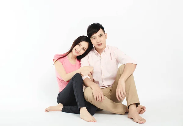 Aziatische Jong Paar Zitten Vloer Geïsoleerd Witte Achtergrond — Stockfoto
