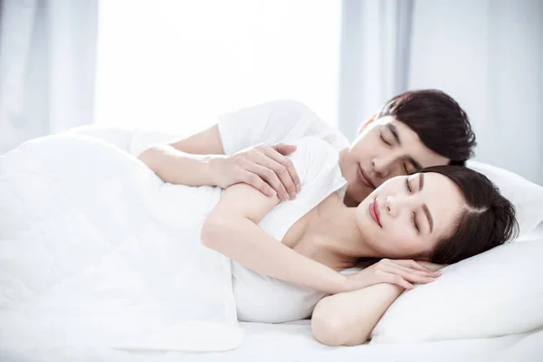 Relaxat Tineri Cuplu Dorm Împreună Pat — Fotografie, imagine de stoc